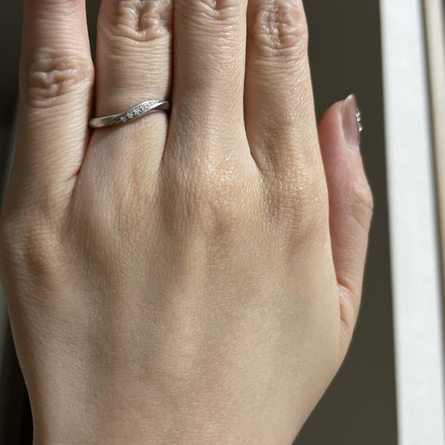 【銀座ダイヤモンドシライシの口コミ】 毎日付けるものなのでシンプルなものを探していたが、普通のリングではつ…