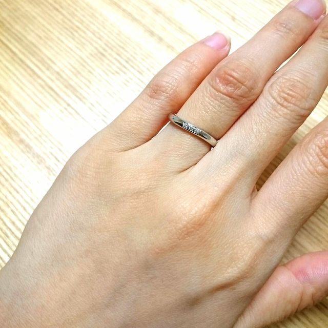 【Something Blue(サムシングブルー)の口コミ】 プラチナ、ダイヤ入りのシンプルなデザインで、
ファッションリングっぽさ…
