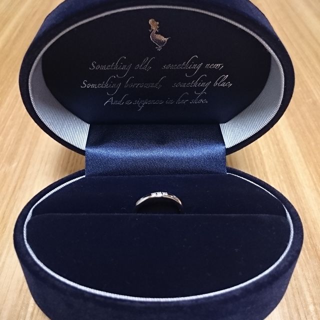 【Something Blue(サムシングブルー)の口コミ】 プラチナ、ダイヤ入りのシンプルなデザインで、
ファッションリングっぽさ…