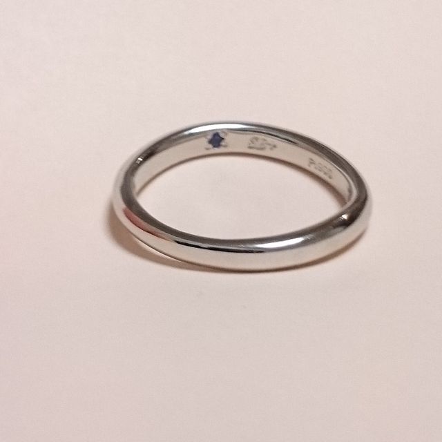 【Something Blue(サムシングブルー)の口コミ】 プラチナ、ダイヤ入りのシンプルなデザインで、
ファッションリングっぽさ…