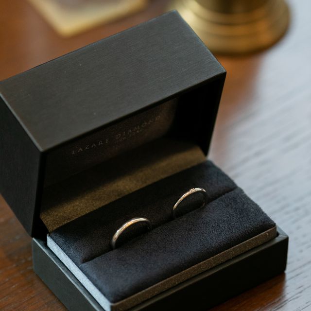 【ラザール ダイヤモンド(LAZARE DIAMOND)の口コミ】 ストレートのリングで、一石ダイヤのシンプルなデザインながらサイドに切…