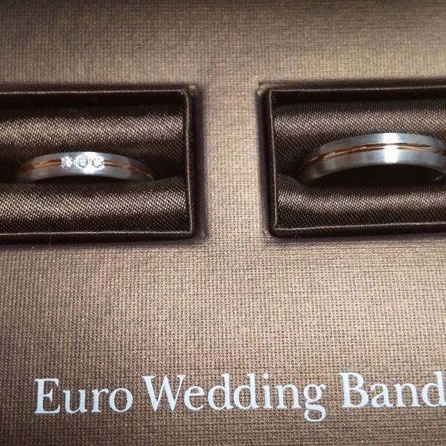 【eduard G. fidel(イージーエフ)の口コミ】 ・シンプルでありながら個性もあるデザインである
妻側（私）はダイヤモン…