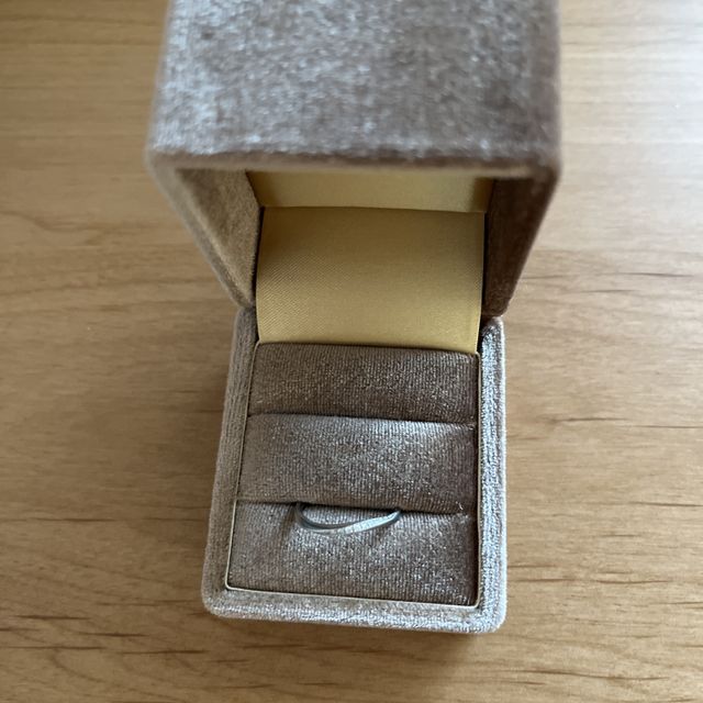 【Mariage ent(マリアージュエント)の口コミ】 もともとプラチナの素材、ダイヤ付き、細身のデザインで探していました。
…