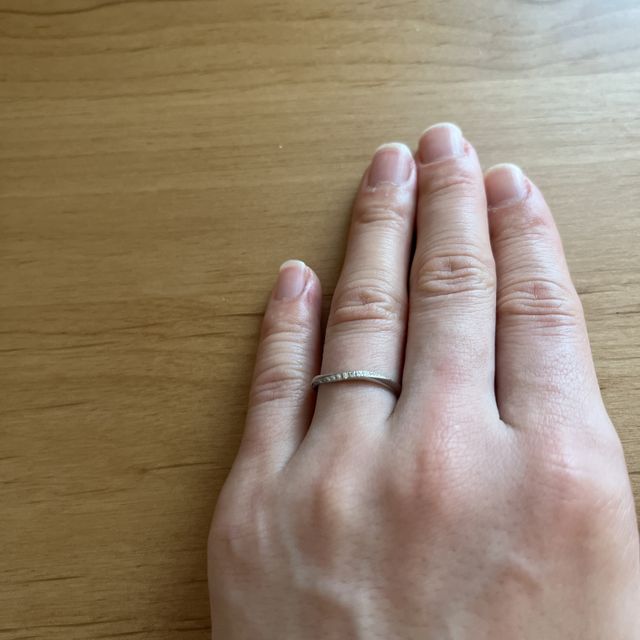 【Mariage ent(マリアージュエント)の口コミ】 もともとプラチナの素材、ダイヤ付き、細身のデザインで探していました。
…