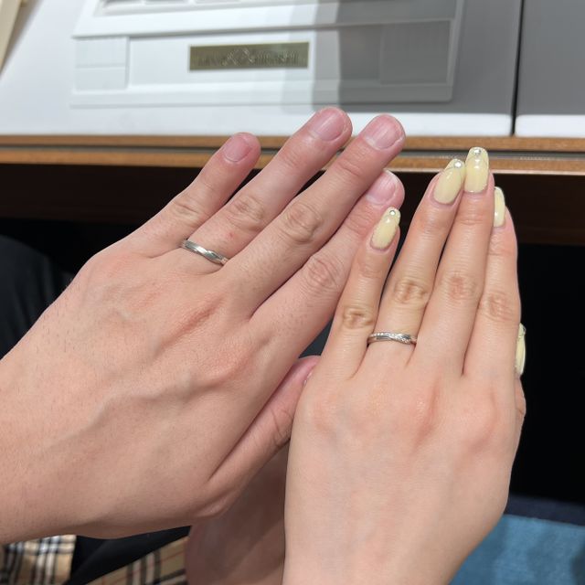 【銀座ダイヤモンドシライシの口コミ】 ストレートのデザインですがウェーブのようなデザインの指輪を試着しまし…