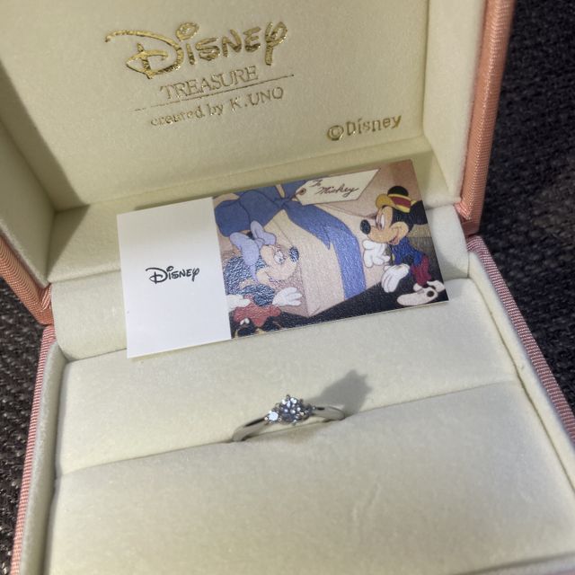 【ケイウノ ブライダル(K.UNO BRIDAL)の口コミ】 リングが細めでスタイリッシュな雰囲気を残しつつ、ミッキーとミニーのぷ…