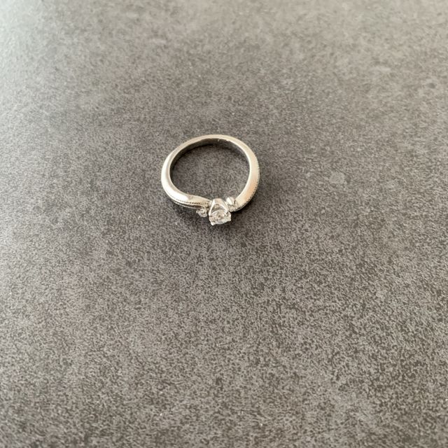 【EIKA(エイカ)の口コミ】 リボンのようなキュートなデザインであり、ダイヤモンドが真ん中に目立っ…