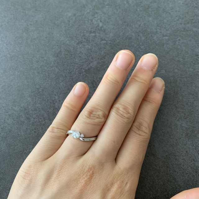 【EIKA(エイカ)の口コミ】 リボンのようなキュートなデザインであり、ダイヤモンドが真ん中に目立っ…