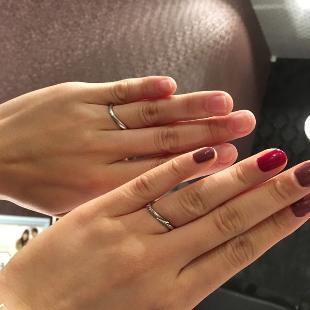 【JEWELRY  KAMATA(ジュエリーかまた)の口コミ】 Ｓ字なので指が綺麗に見えることと、溝のデザインなので、角度によって光…