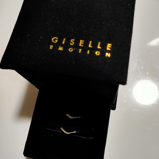 【GISELLE(ジゼル)の口コミ】 シンプルで肌になじむ曲線のデザインが気に入り、この指輪に決めました。…