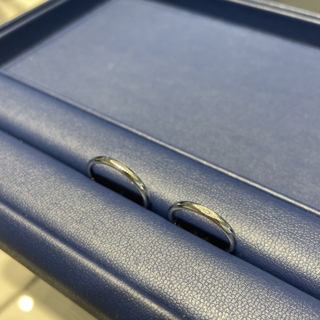 【銀座ダイヤモンドシライシの口コミ】 新郎新婦ともに指の形に馴染みました。
シンプルながらも可愛さがあるデザ…