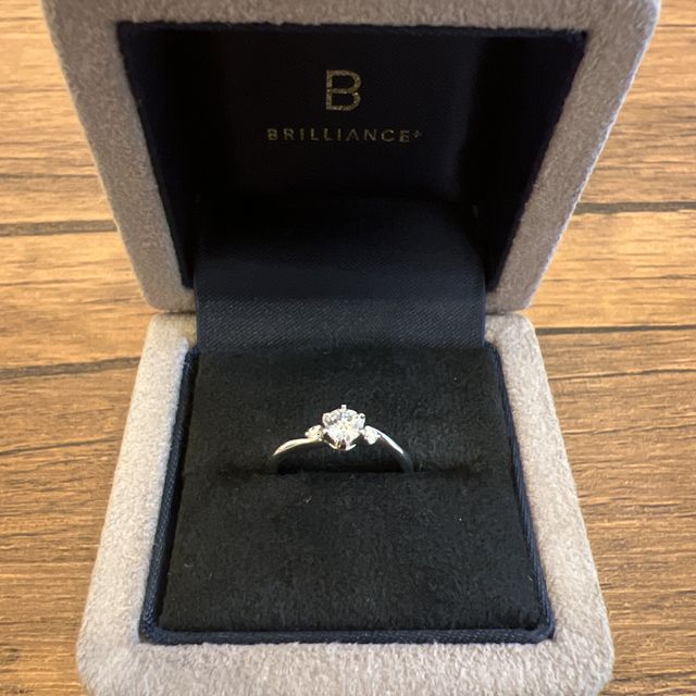 【BRILLIANCE+(ブリリアンスプラス)の口コミ】 せっかく選んだダイヤが目立つシンプルさが良かったです。
両サイドに小さ…