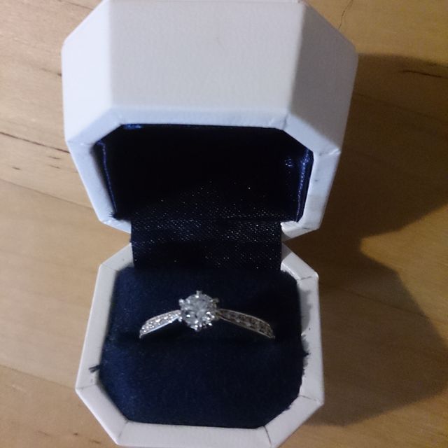 【4℃ BRIDAL(ヨンドシーブライダル)の口コミ】 結婚指輪はシンプルなものを予定していたので婚約指輪は華やかなものが良…