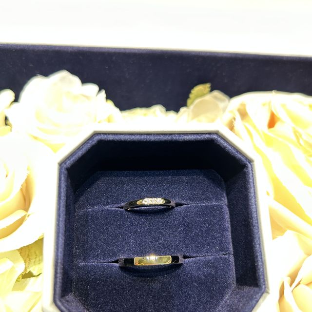 【4℃ BRIDAL(ヨンドシーブライダル)の口コミ】 ストレートラインで、中央に小さなダイヤが3つついているデザインです。色…