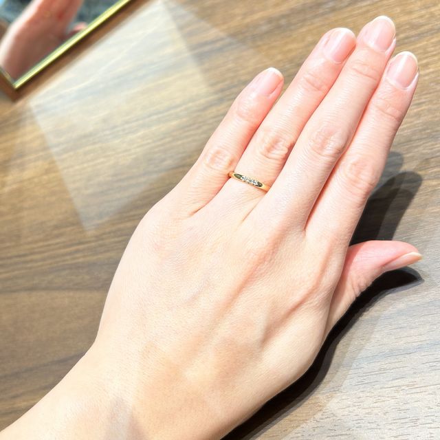 【4℃ BRIDAL(ヨンドシーブライダル)の口コミ】 ストレートラインで、中央に小さなダイヤが3つついているデザインです。色…