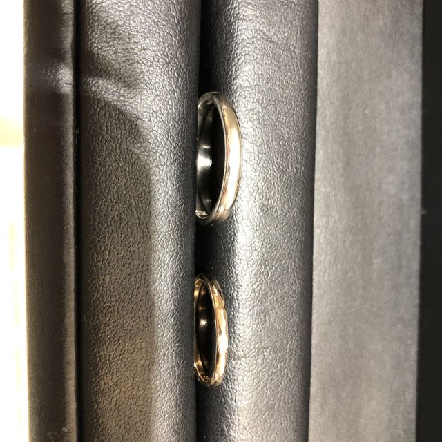 【SIENAROSE(シエナロゼ)の口コミ】 HPで見た時は繊細なデザインが多いと感じていましたが、木の木目をデザイ…