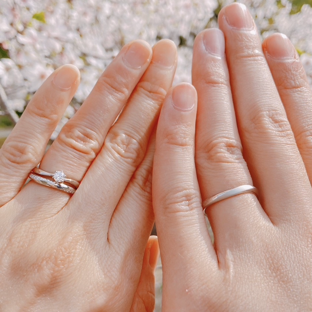 【4℃ BRIDAL(ヨンドシーブライダル)の口コミ】 ダイヤモンドのサイド配置のデザインが珍しく、一目惚れしました。ダイヤ…