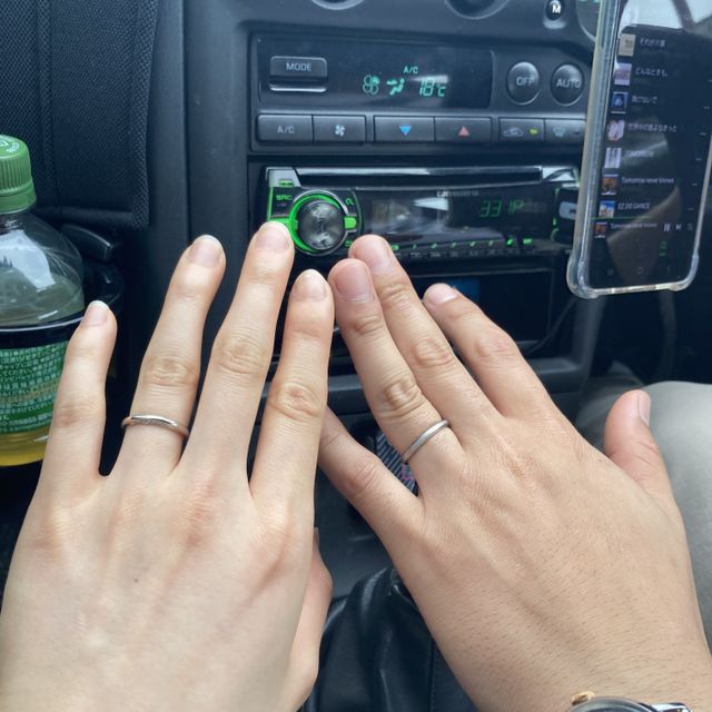 【4℃ BRIDAL(ヨンドシーブライダル)の口コミ】 デザインが変わっていて気に入りました。
男性の方の指輪はマットな質感と…