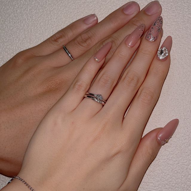 【銀座ダイヤモンドシライシの口コミ】 指が細いので、長く見せたくてエスウェーブのかかったものにしました つけ…