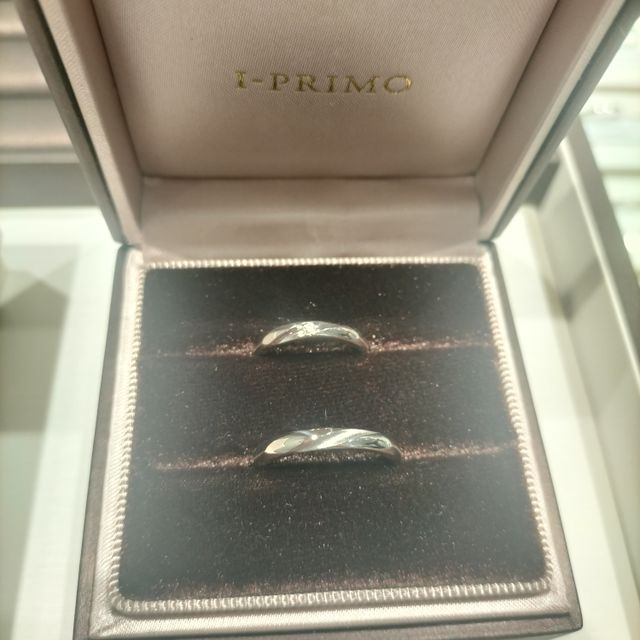 【アイプリモ(I-PRIMO)の口コミ】 プラチナでシンプルなものを探していました。色々試着するうちにストレー…