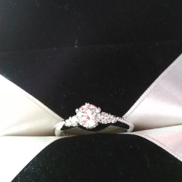 【エクセルコダイヤモンド(EXELCO DIAMOND)の口コミ】 もう一つのデザインと迷っていました。もう一つは指輪全体にダイヤモンド…