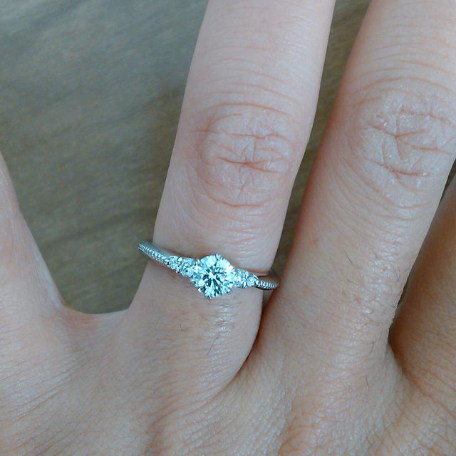 【エクセルコダイヤモンド(EXELCO DIAMOND)の口コミ】 もう一つのデザインと迷っていました。もう一つは指輪全体にダイヤモンド…