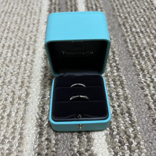 【ティファニー(Tiffany & Co.)の口コミ】 婚約指輪がティファニーなので揃えたかったのと、夫婦でお揃い感のある指…