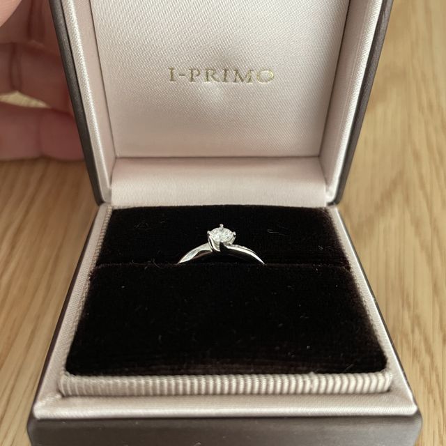 【アイプリモ(I-PRIMO)の口コミ】 ダイヤの形が見えるデザインになっています。
４本の足でダイヤを支えてる…