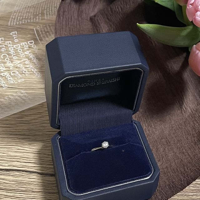 【銀座ダイヤモンドシライシの口コミ】 一目惚れでした。シンプルな一粒ダイヤのデザインで探していましたが、ス…