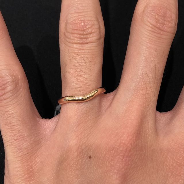 【ティファニー(Tiffany & Co.)の口コミ】 柔らかく、控えめな曲線で描かれるラインが特徴的なリングです。人を選ば…