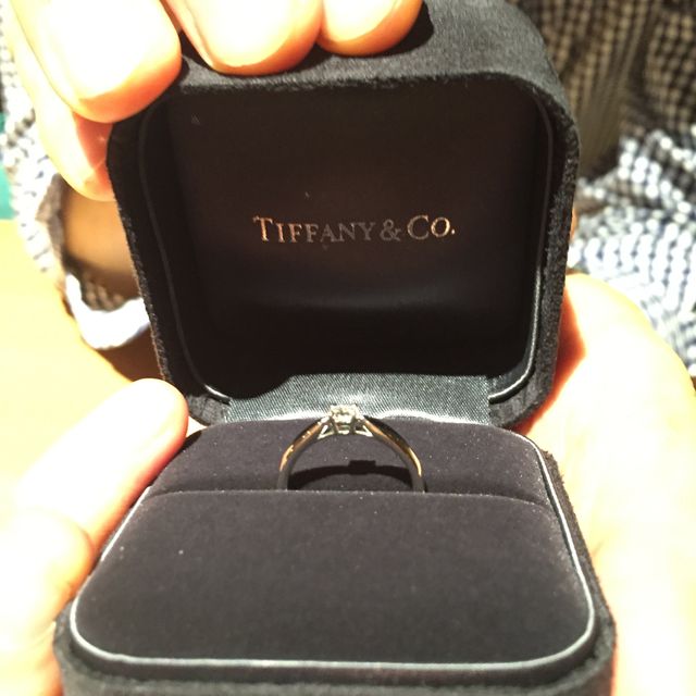 【ティファニー(Tiffany & Co.)の口コミ】 婚約指輪と結婚指輪の2本を購入しました。2人で決めた、大切なリングを特…