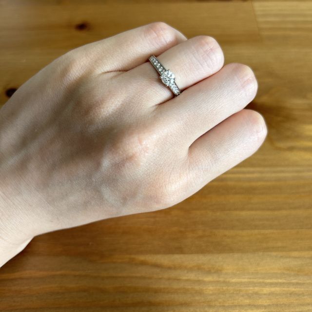 【カルティエ(Cartier)の口コミ】 結婚指輪はダイヤなしのシンプルなものにしたため、婚約指輪は存在感のあ…