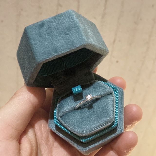 【ケイウノ ブライダル(K.UNO BRIDAL)の口コミ】 シンプルながら、ダイヤがどの角度からもキラキラしていて綺麗だった。
指…