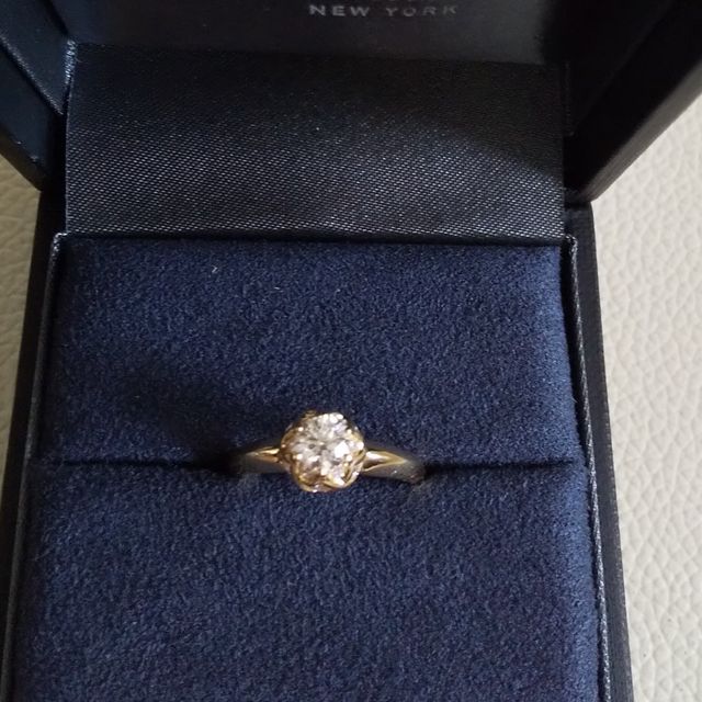 【ラザール ダイヤモンド(LAZARE DIAMOND)の口コミ】 土台がゴールドで、シンプルかつお洒落な婚約指輪を探していて、ラザール…