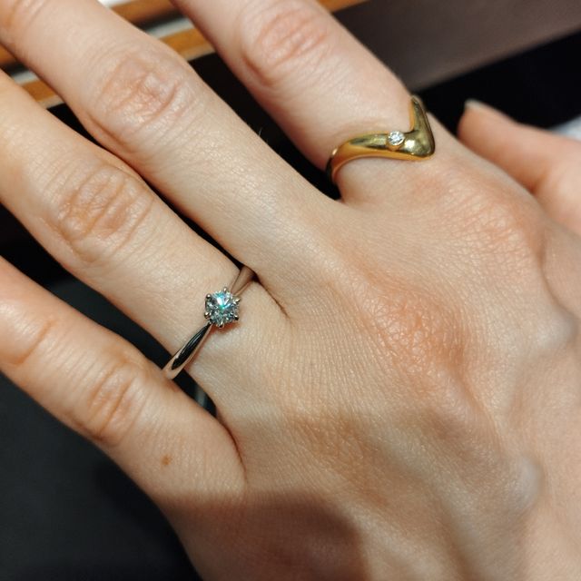 【銀座ダイヤモンドシライシの口コミ】 指輪のデザインはシンプルなものが良かったため、その中から選びました。…