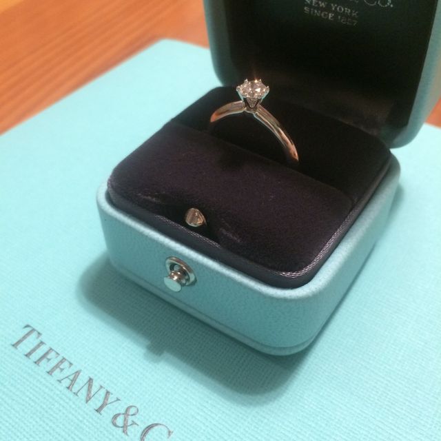 【ティファニー(Tiffany & Co.)の口コミ】 結婚指輪や他のリングと重ね付けができるもの、冠婚葬祭以外の日常生活で…