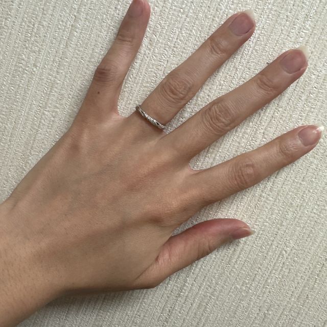 【エクセルコダイヤモンド(EXELCO DIAMOND)の口コミ】 いろいろな指輪を試着してみて自分が1番気に入ったものを選びました。シン…