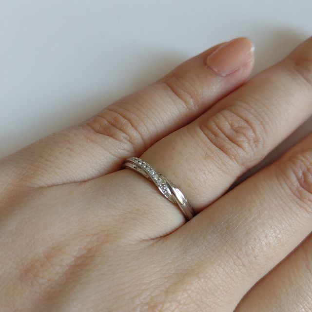 【エクセルコダイヤモンド(EXELCO DIAMOND)の口コミ】 シンプルすぎず、派手すぎないデザインが気に入りました。
ダイヤのライン…