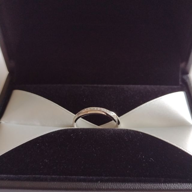 【エクセルコダイヤモンド(EXELCO DIAMOND)の口コミ】 シンプルすぎず、派手すぎないデザインが気に入りました。
ダイヤのライン…