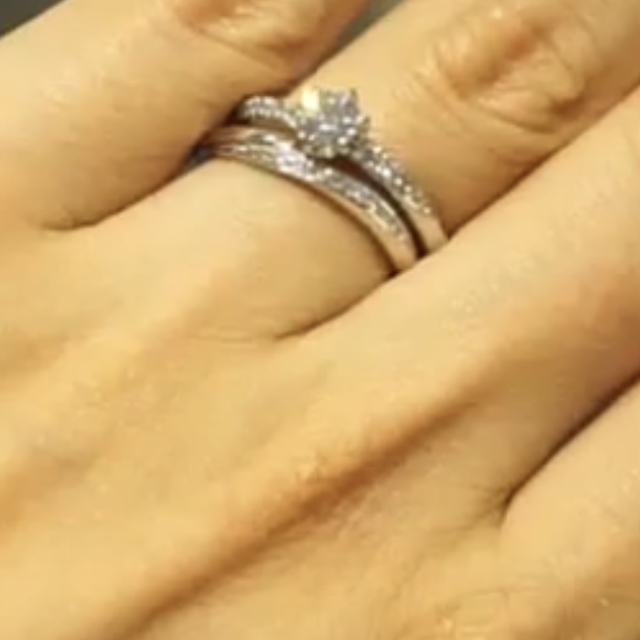 【銀座ダイヤモンドシライシの口コミ】 シンプルにデザインが気に入りました
1番上に大きいダイヤモンドとその周…