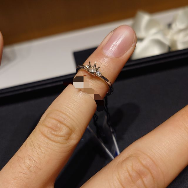 【エクセルコダイヤモンド(EXELCO DIAMOND)の口コミ】 普段から付けられそうというデザイン性と予算の都合です。
婚約指輪はつけ…