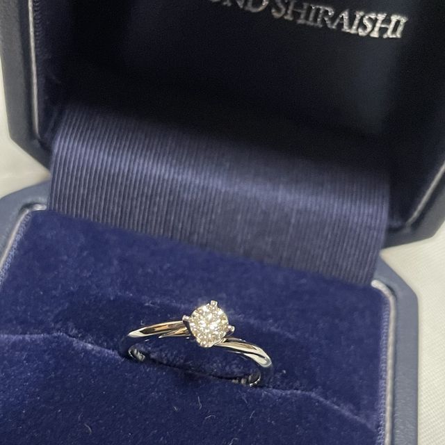 【銀座ダイヤモンドシライシの口コミ】 私は店にある数あるダイヤモンドを出してもらい直感を信じてダイヤモンド…