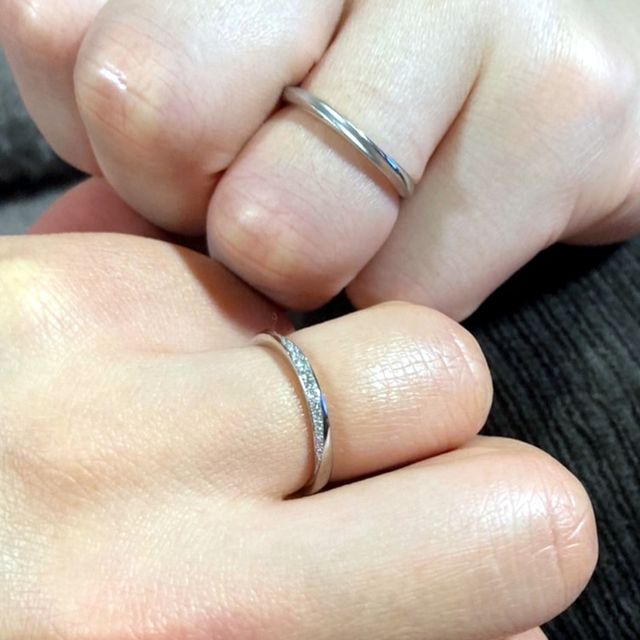 【銀座ダイヤモンドシライシの口コミ】 指輪のデザイン、ダイヤが斜めのラインに入ってるのが綺麗で、見える角度…