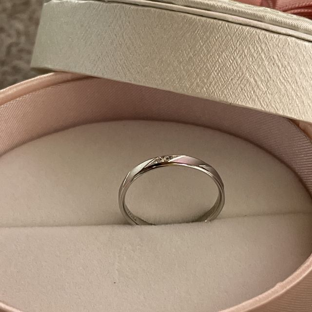 【insembre(インセンブレ)の口コミ】 艶消しと艶があるデザインが気に入りました。
また、ダイヤが少し入ると普…