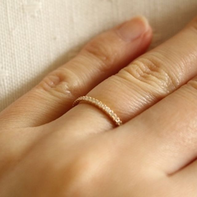 【AHKAH(アーカー)の口コミ】 ハーフエタニティーでゴールドというのが気に入りました。シンプルであり…