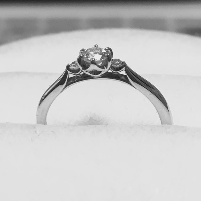 【俄(にわか)の口コミ】 一目惚れでした。
色々見た中で石の配置は大きいの一つに小さいのが脇にあ…