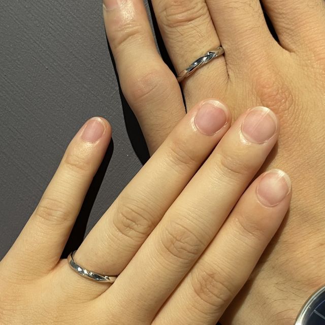 【AFFLUX(アフラックス)の口コミ】 デザインは植物モチーフですがパッと見は普通の甲丸だと思うくらいスッキ…