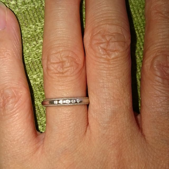 【4℃ BRIDAL(ヨンドシーブライダル)の口コミ】 一生身に付けていく物なので、飽きが来ない指輪を探していました。
旦那さ…