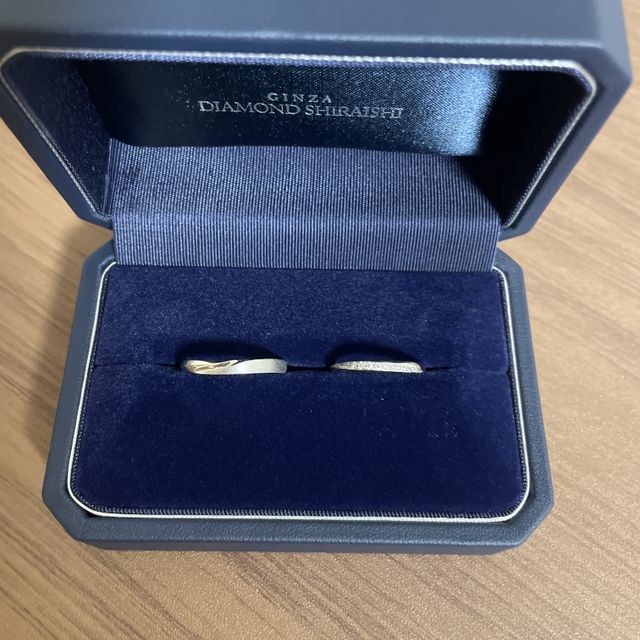 【銀座ダイヤモンドシライシの口コミ】 デザイン:シンプルで普段使いできるものが良いと思い選びました。あとはウ…