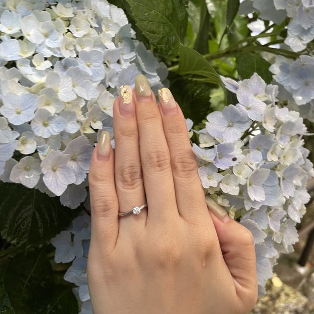 【アイプリモ(I-PRIMO)の口コミ】 リングが斜めになっているデザインで指の長さを強調でき、ダイヤがリング…